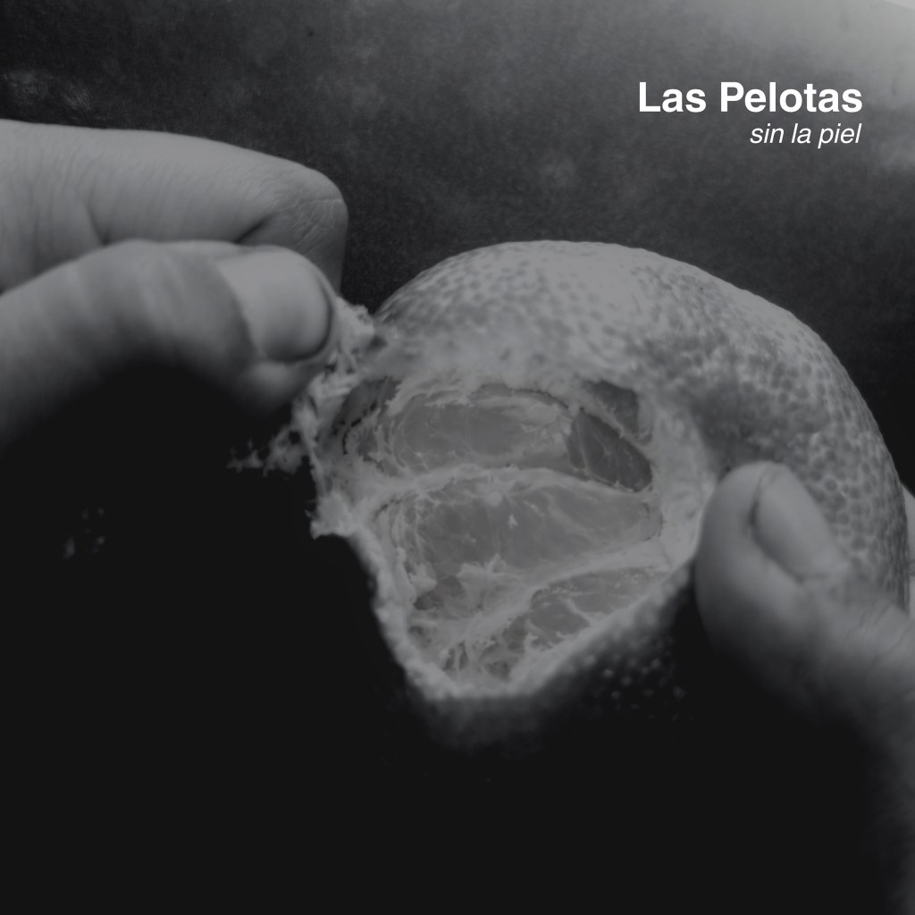 Las Pelotas regresa con “Sin la Piel”, una canción que interpela la vulnerabilidad en tiempos de desconexión